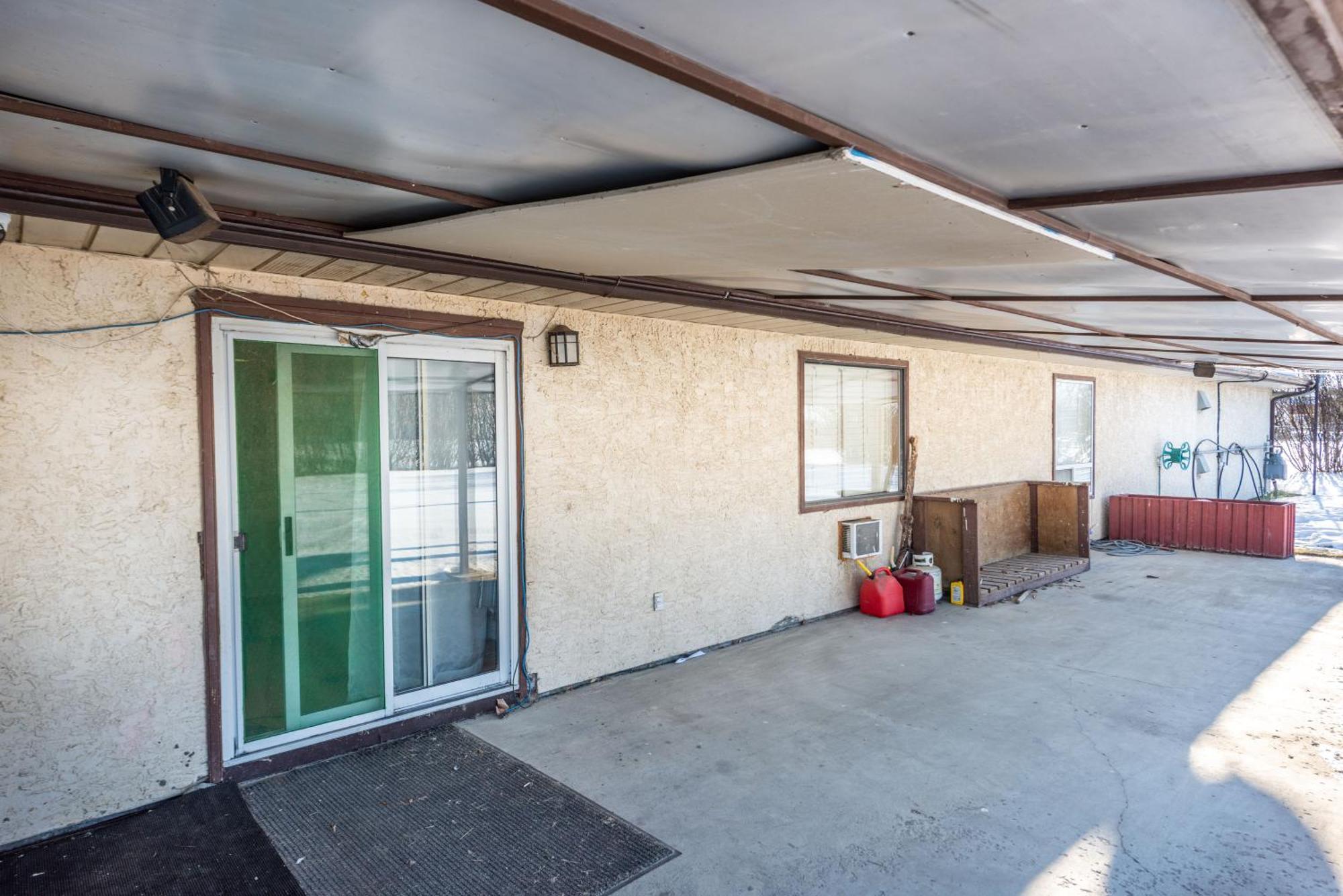 Blue Horse Motel Beiseker Exterior photo